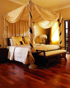 dormitorio de matrimonio clásico con parquet