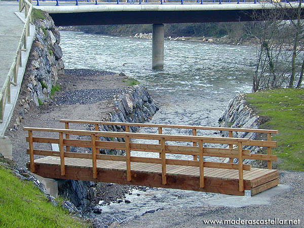 puente de madera en un río