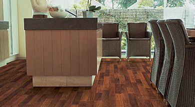 plataforma de cocina sobre parquet laminado