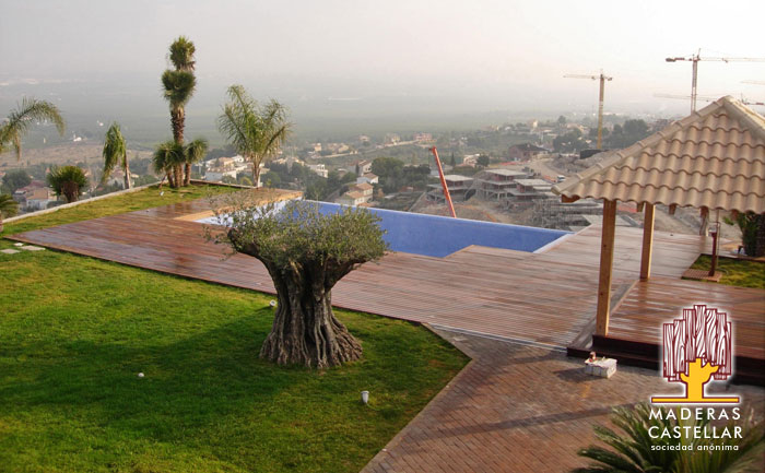tarima IPE en terraza moderna con piscina y caseta
