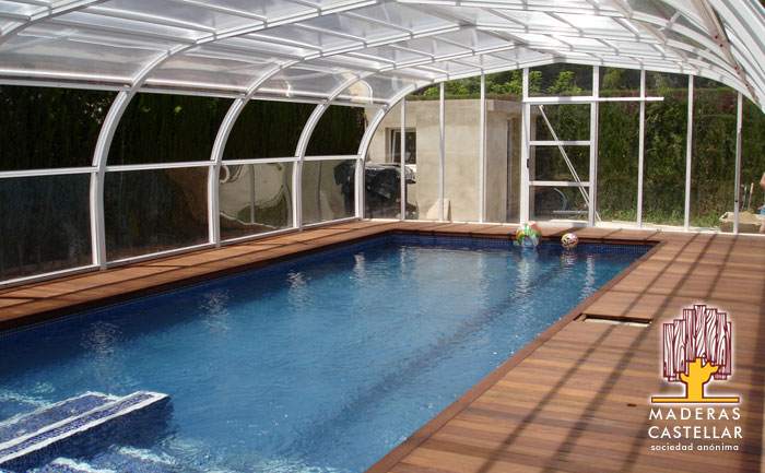 tarima IPE en chalet con piscina con efecto invernadero
