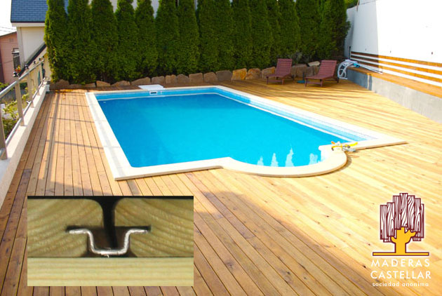 tarima de madera en una piscina