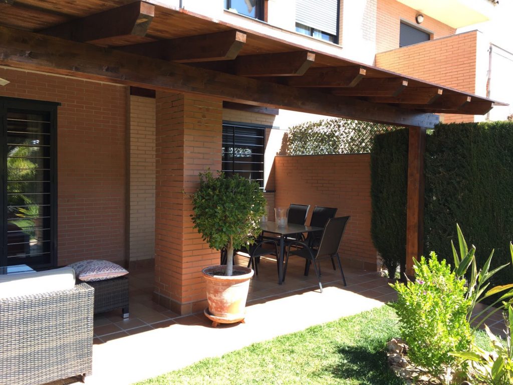 Jardineras de madera para decorar el exterior