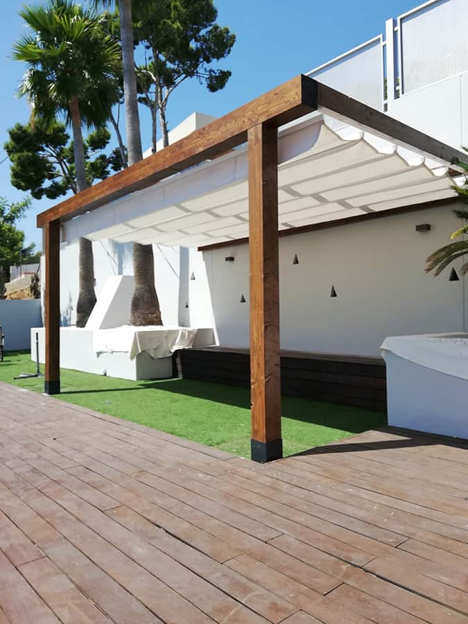 instala pergola de madera con toldo corredero