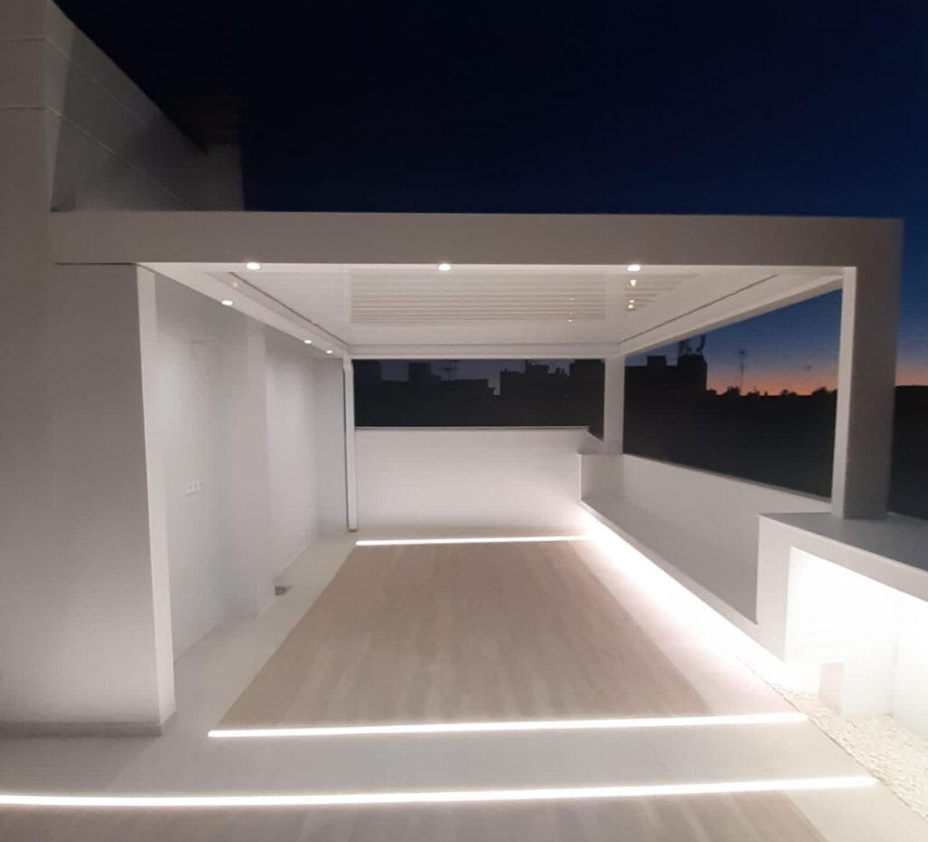 pergola bioclimatica de noche