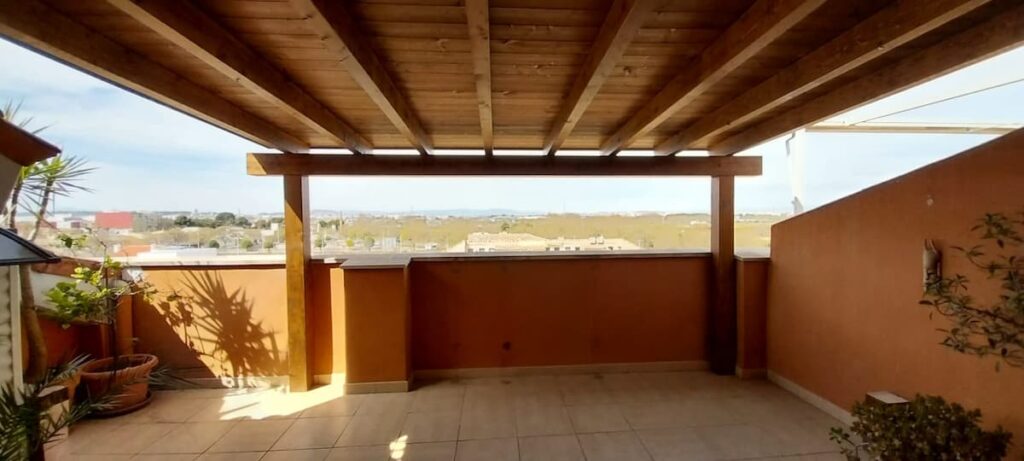 pérgola de madera en terraza de ático