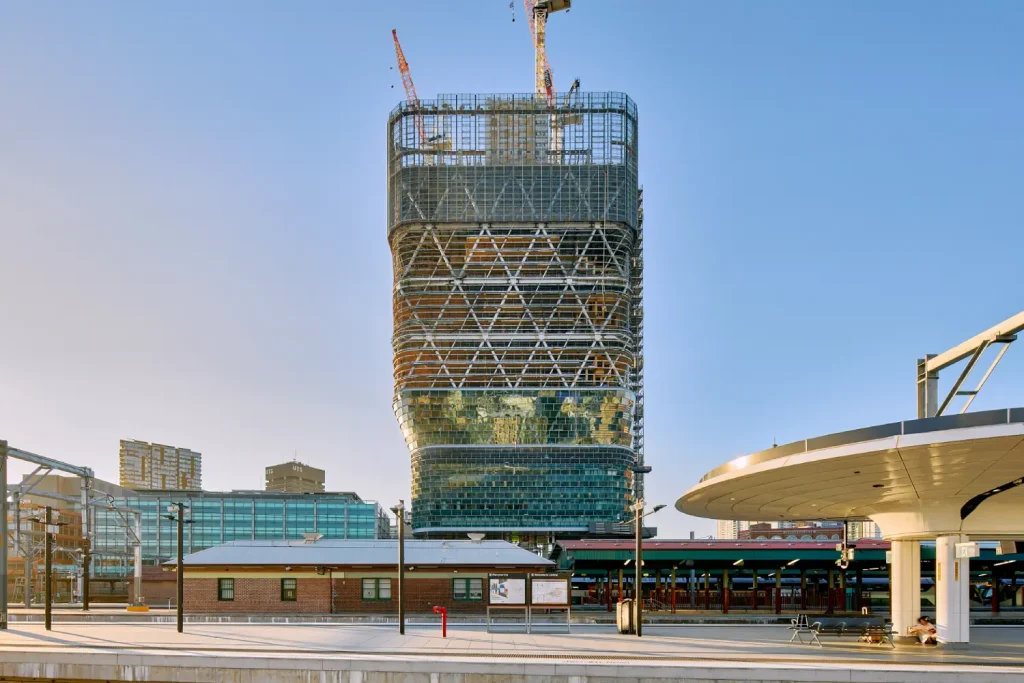 Estructura híbrida del edificio Atlassian Central en construcción en Sídney con sistema arquitectónico moderno